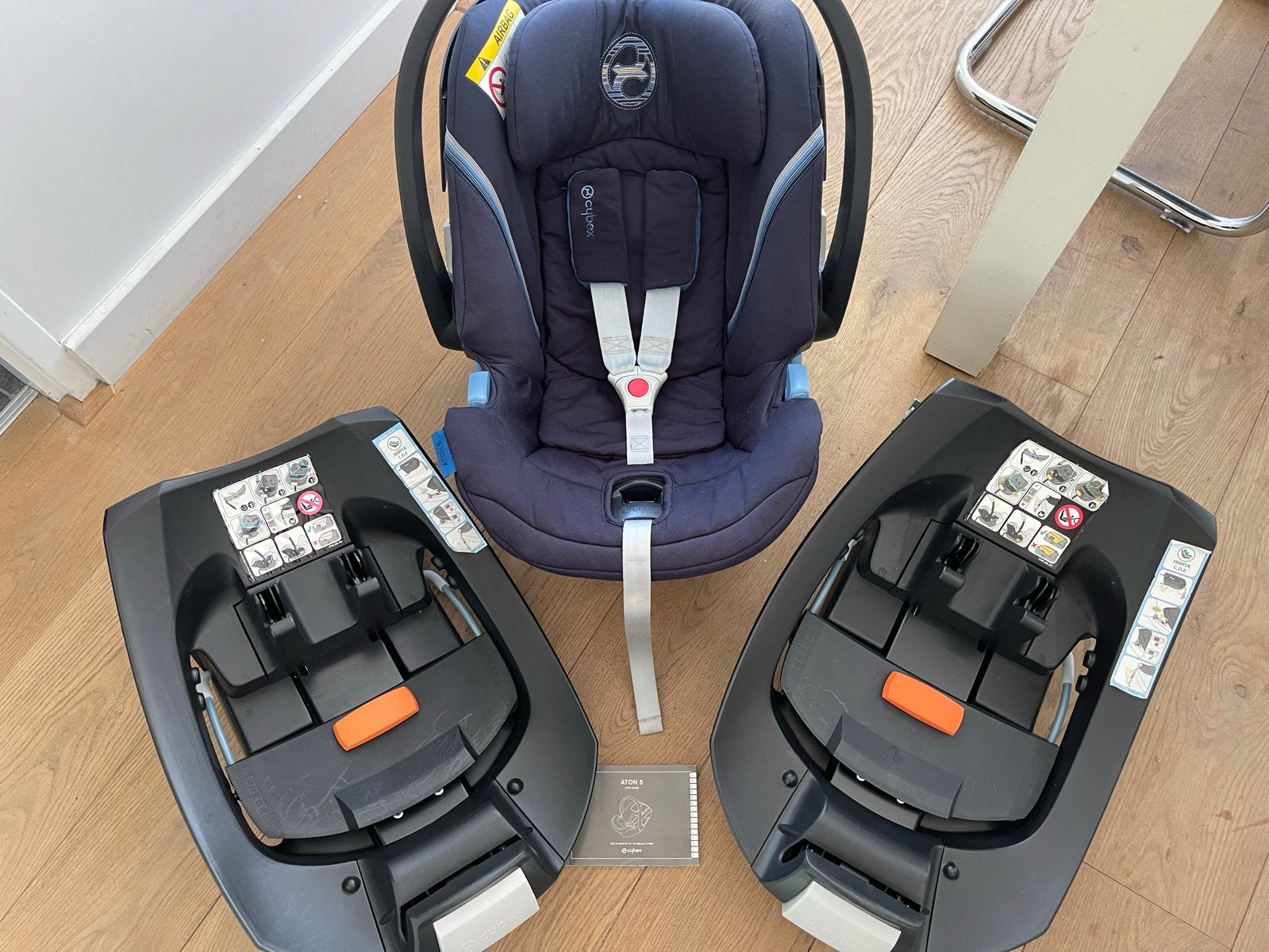 Cybex Aton 5 autostoel met twee Isofix bases, Autogordel of Isofix, Zijbescherming, Zo goed als nieuw, 0 t/m 13 kg
