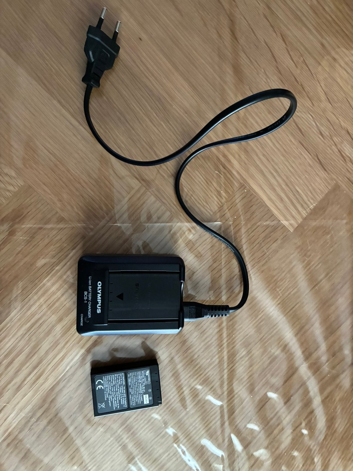 Olympus ps-bls1 lader met 2 accu’s voor camera e420, Ophalen of Verzenden, Gebruikt
