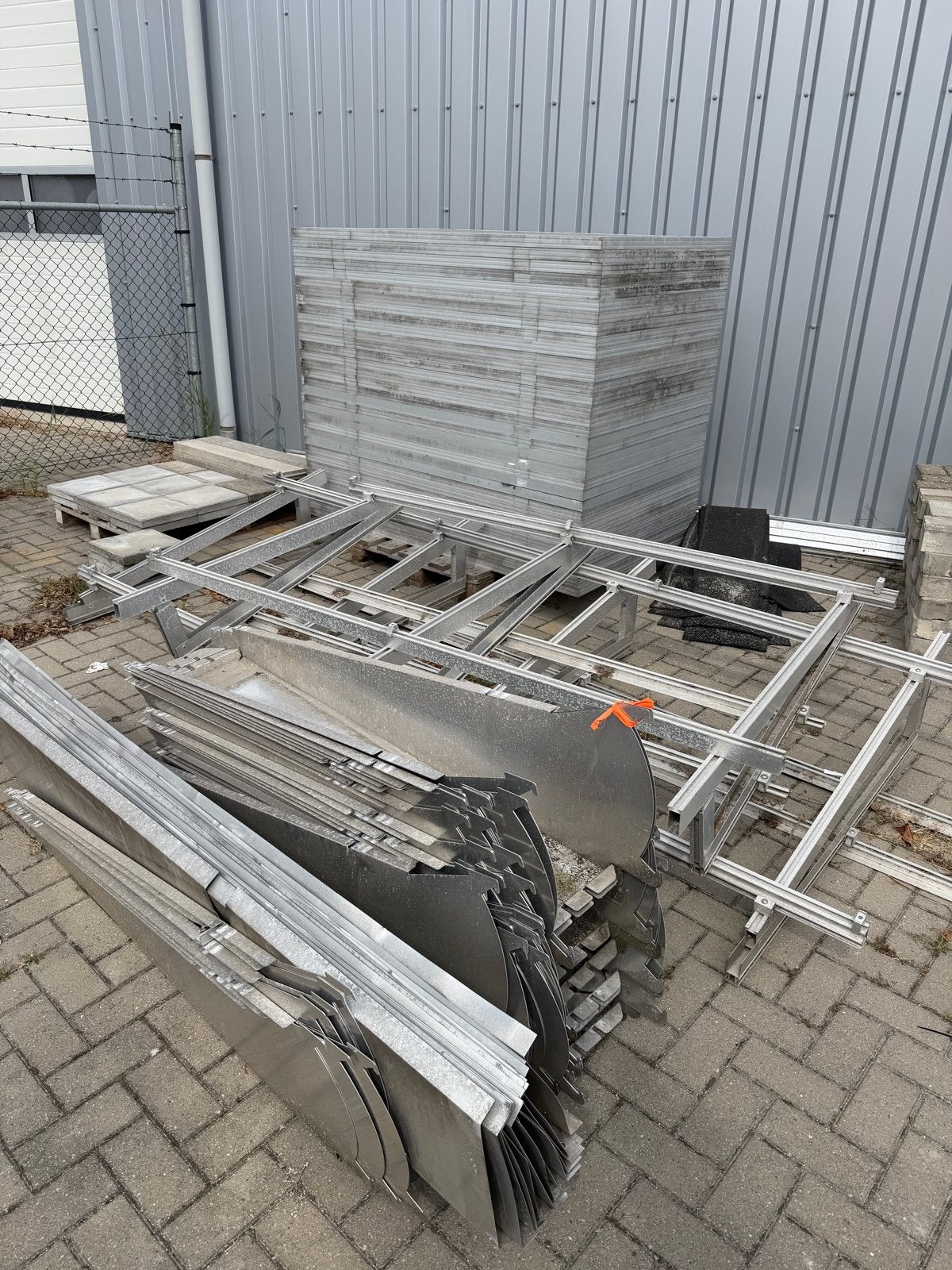 Compleet zonnepanelensysteem met omvormer en montagemateriaa, Ophalen, Gebruikt, Compleet systeem, 200 wattpiek of meer