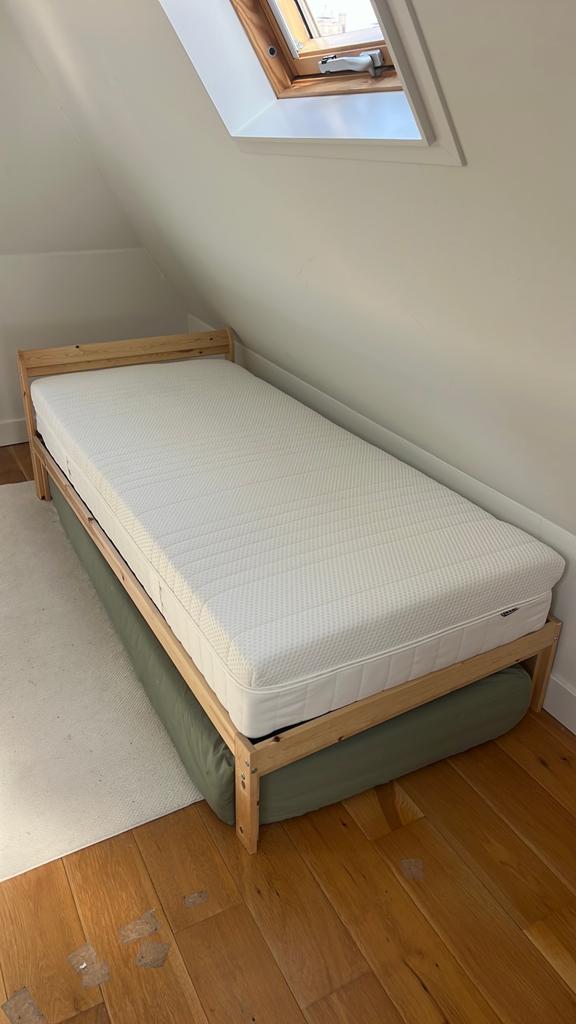 Twin bed with mattress, Huis en Inrichting, Slaapkamer | Bedden, Gebruikt, Eenpersoons, 140 cm, Hout, Wit, Ophalen