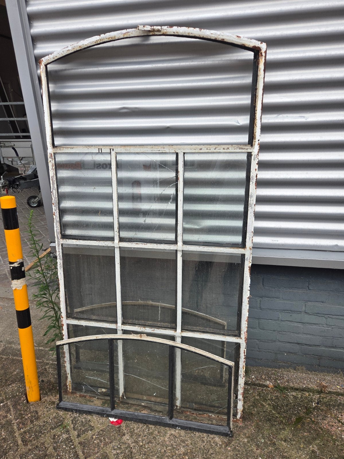2 Oude ijzeren ramen met klapbaar deel, Ophalen, Gevelraam of Ruit, Gebruikt, 80 tot 120 cm