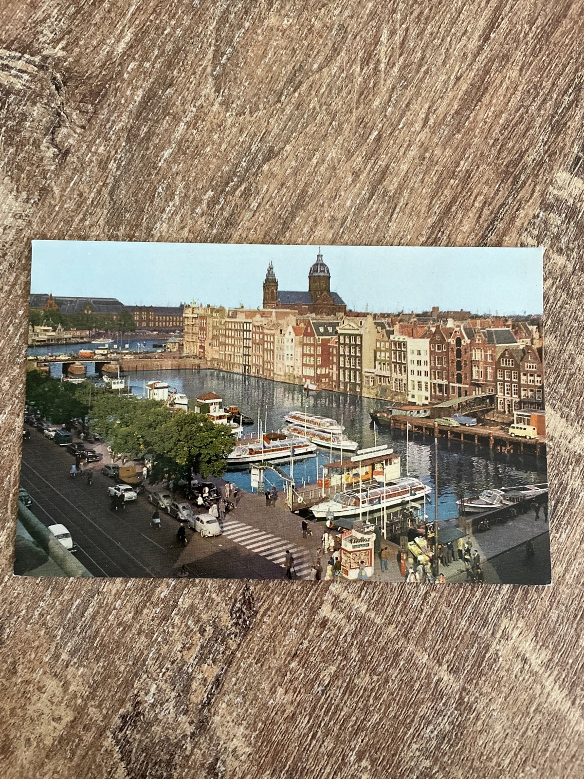 Vintage Ansichtkaart Amsterdam Damrak Rondvaartboten, Ophalen of Verzenden, 1960 tot 1980, Gelopen, Noord-Holland