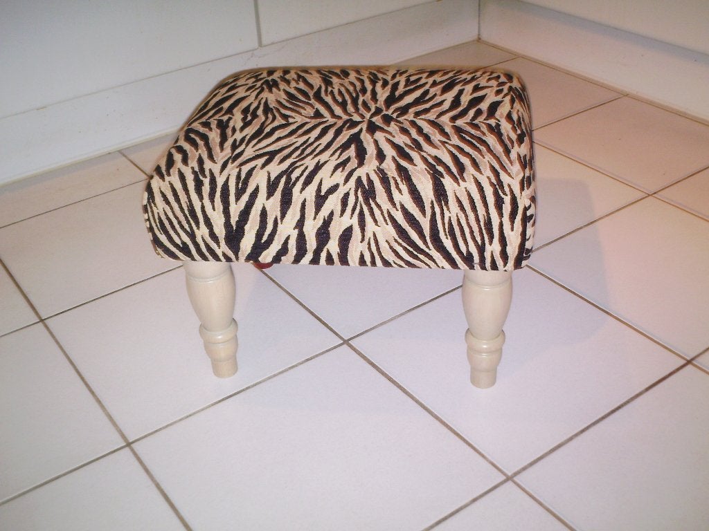Footstool Zebra - 36x42cm - 550 wit - Nieuw !!, Huis en Inrichting, Banken | Voetenbanken en Poefen, Ophalen, Minder dan 50 cm