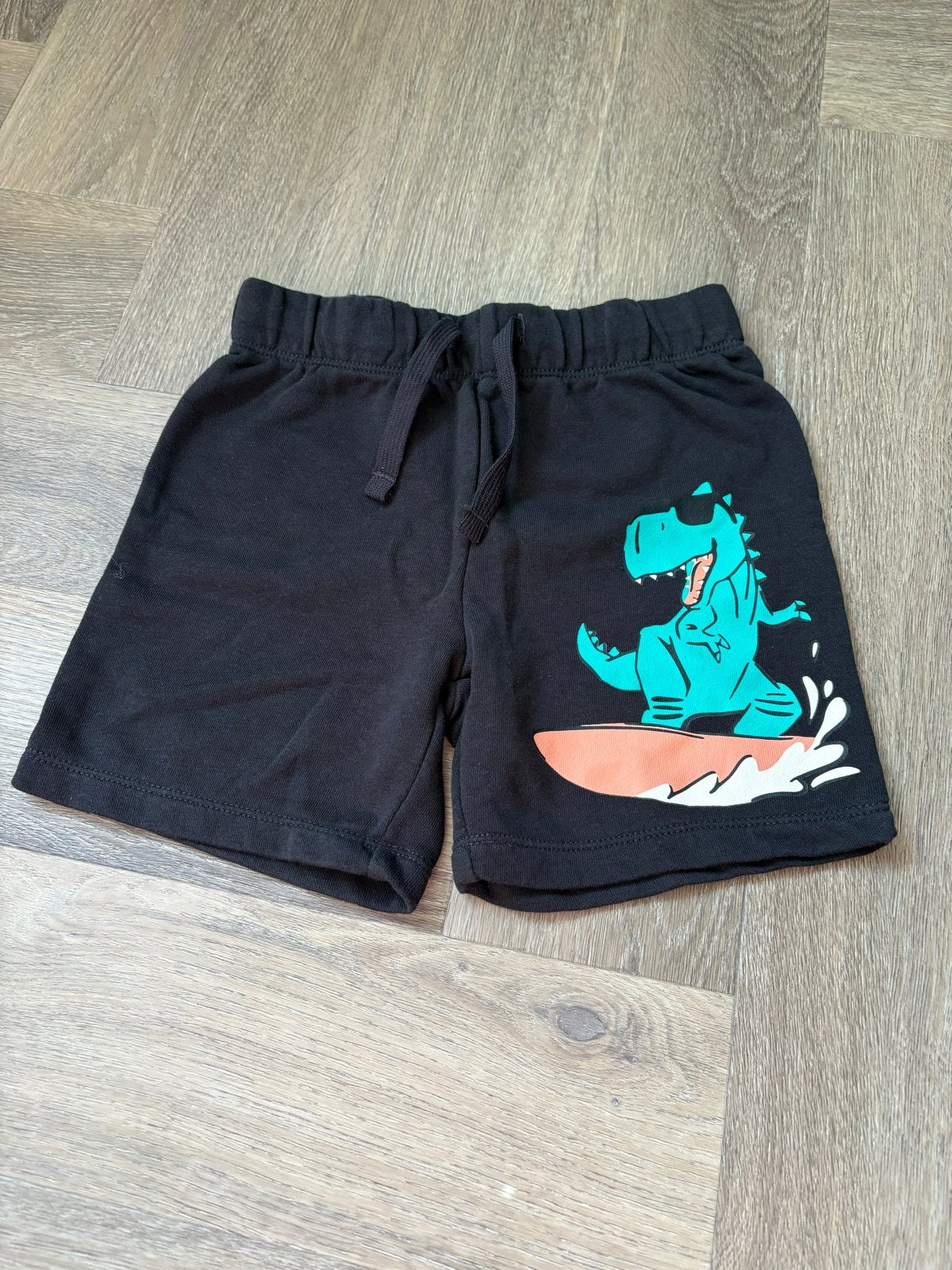 H&M Zwarte Korte Broek Dino Maat 116 Z.G.A.N., Ophalen of Verzenden, Zo goed als nieuw, Jongen, Broek