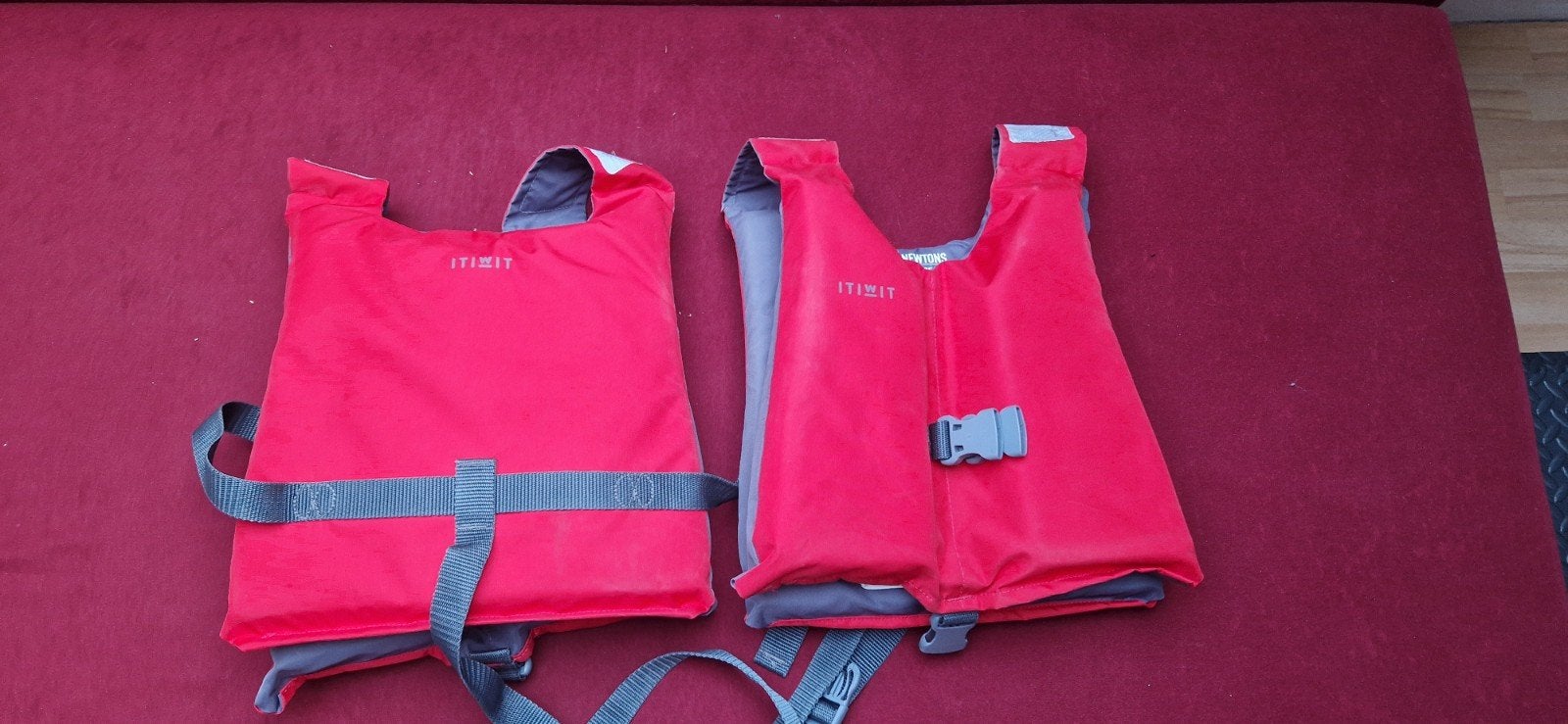 2 Decathlon ITIWIT zwemvesten / reddingsvesten 25/40kg, Ophalen, Gebruikt, Kind, Reddingsvest of Zwemvest