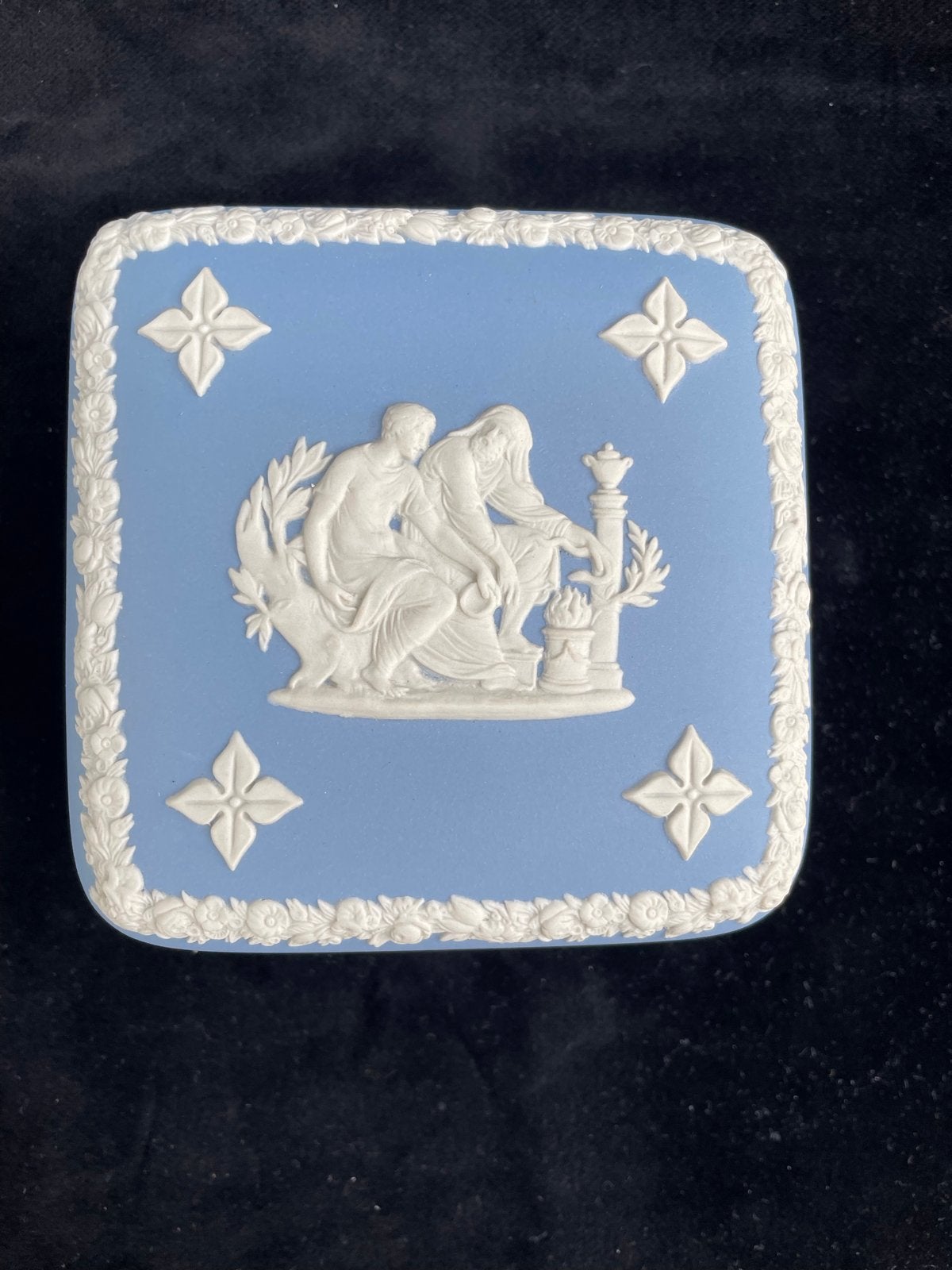 Wedgwood Jasperware Doosje - Lichtblauw met Reliëf, Ophalen of Verzenden