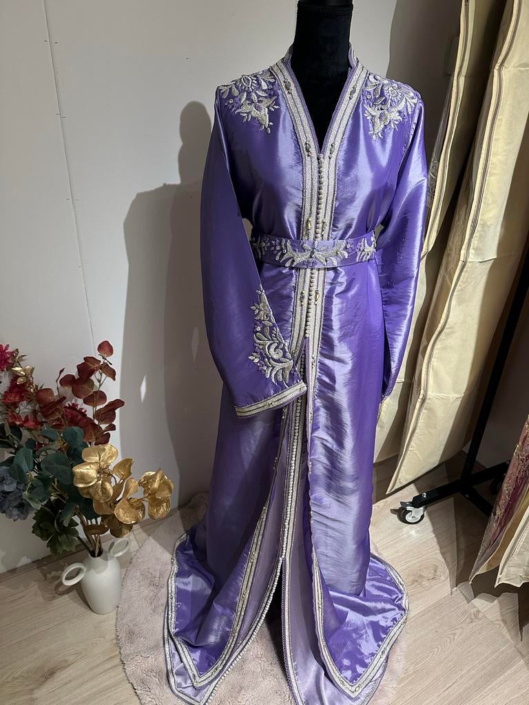Prachtige paarse Marokkaanse Caftan met borduursels, Ophalen of Verzenden, Nieuw, Paars, Onder de knie