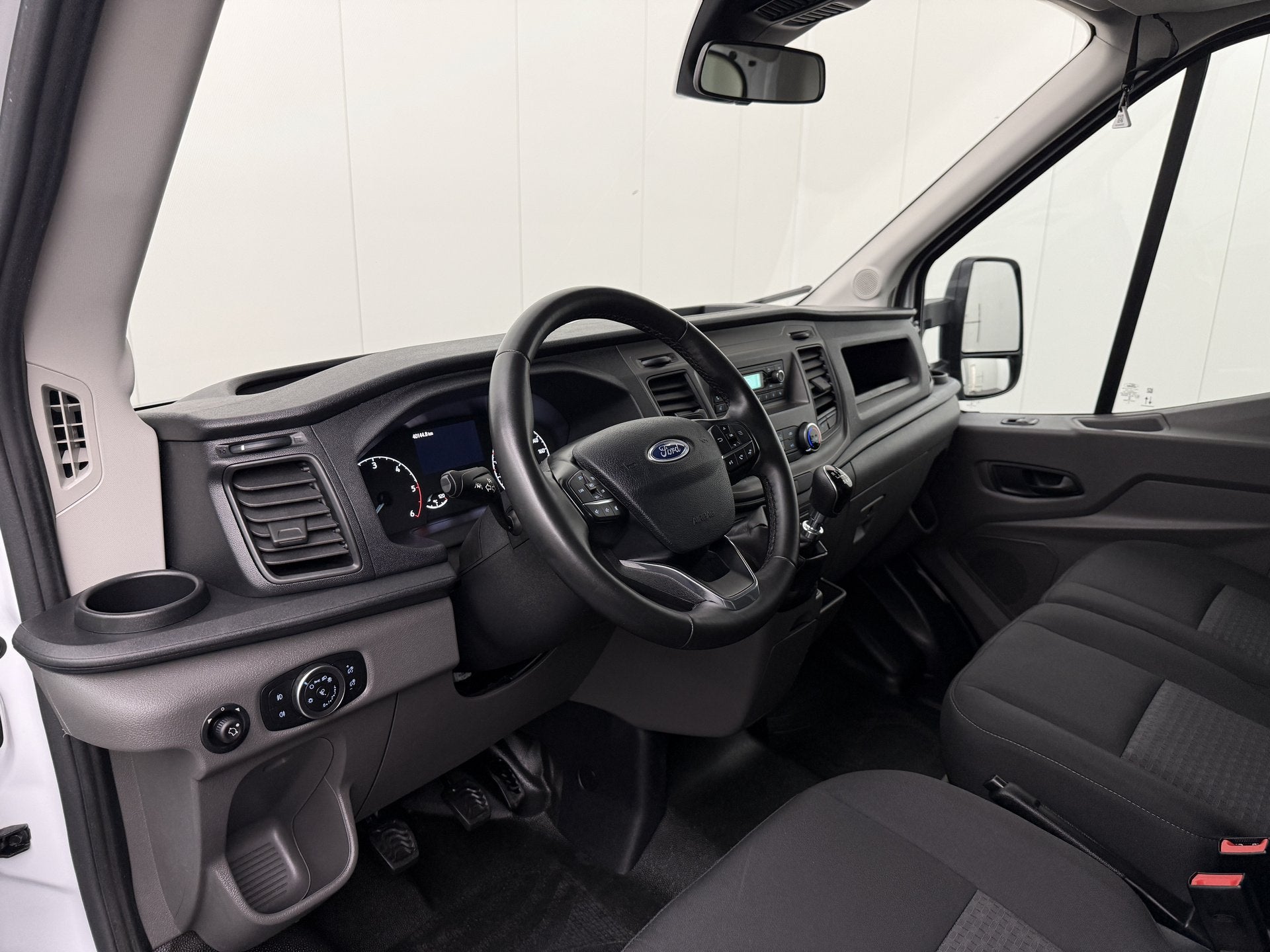 Foto 3 van Ford Transit 2.0TDCi 130PK Bakwagen+Laadklep | Dakpoiler | A