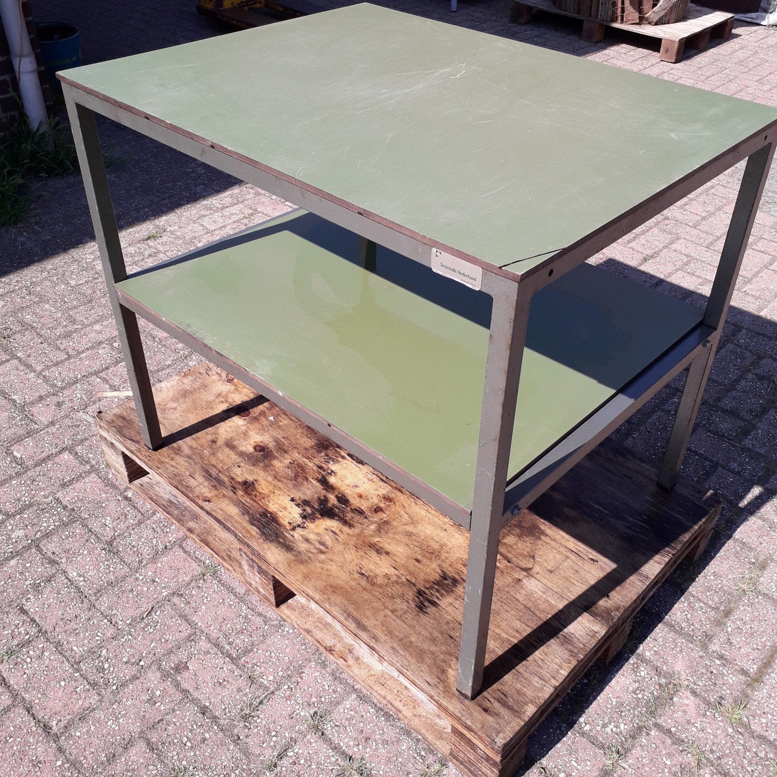 Foto 3 van Stevige werkbank met Trespabladen en metalen frame