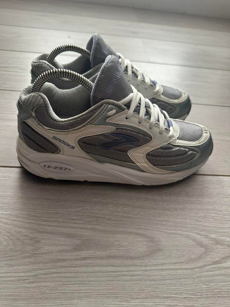 Brooks sneakers, Ophalen of Verzenden, Sneakers of Gympen, Grijs, Gedragen