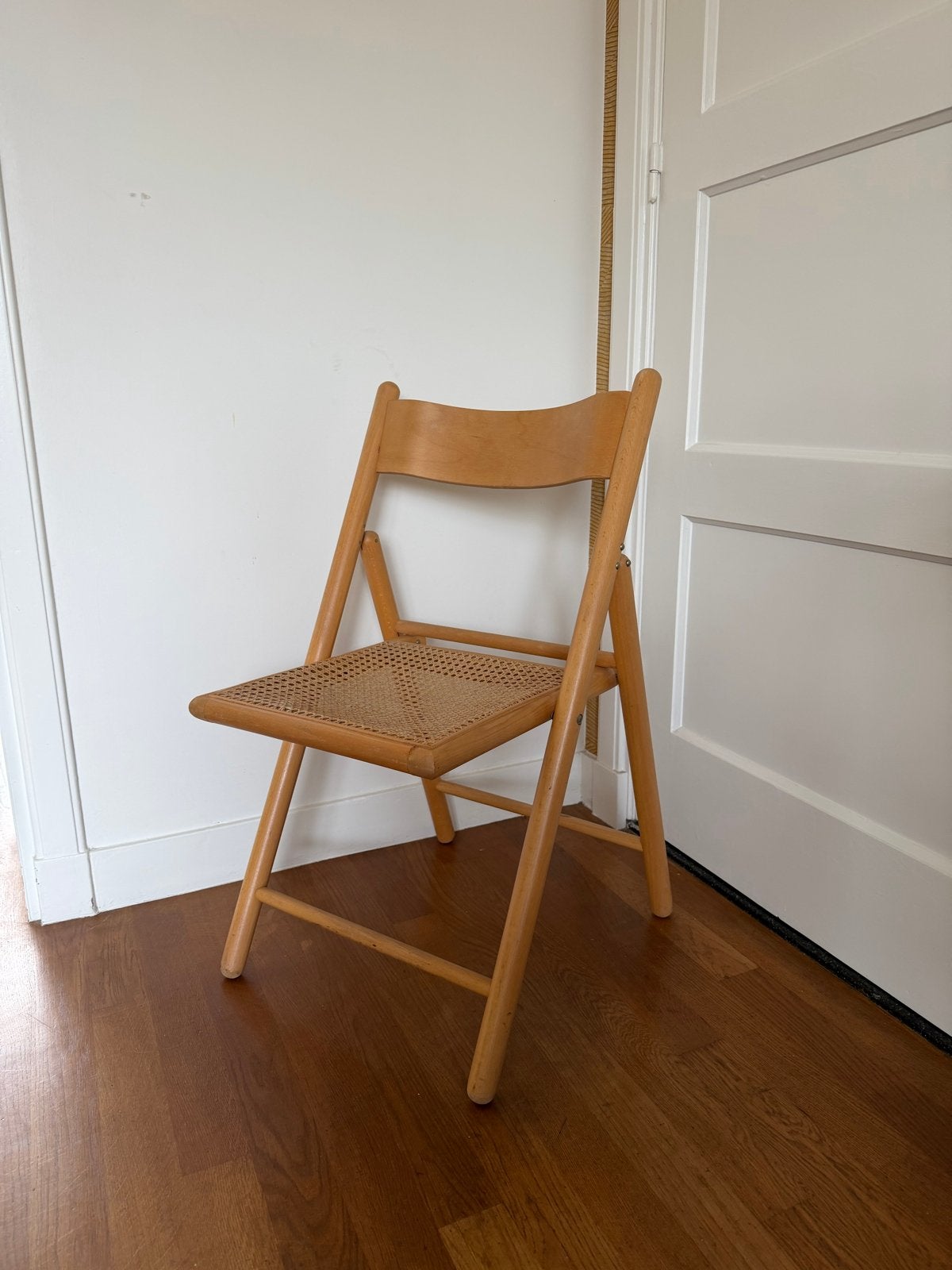 Vintage houten klapstoel met rotan webbing zitting, Habitat, Ophalen