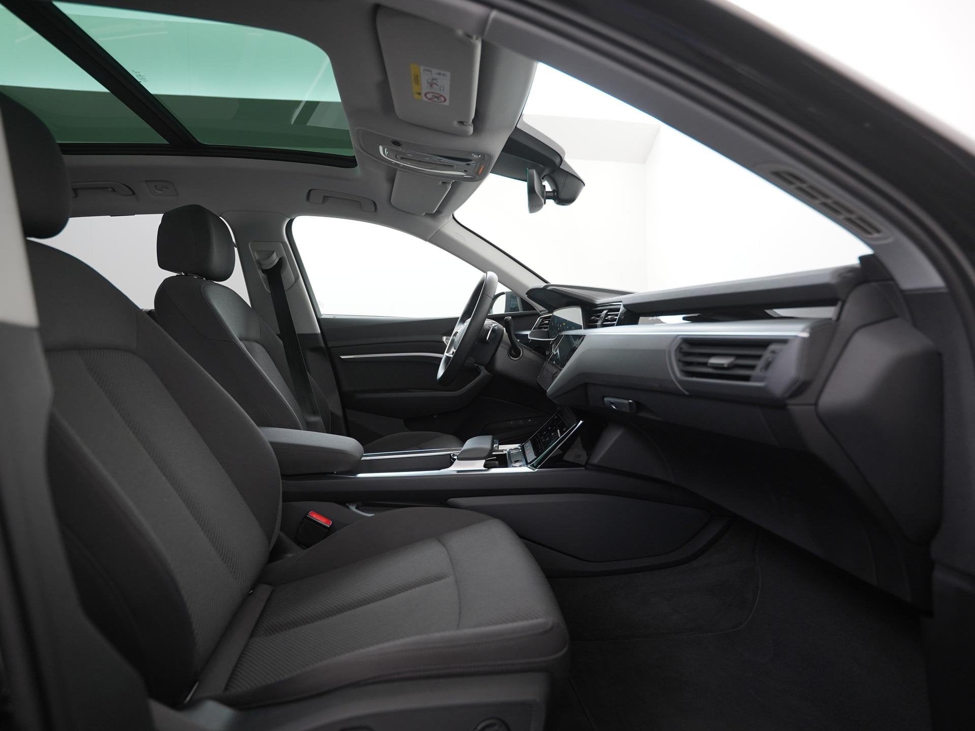 Audi e-tron 55 quattro 95 kWh | Panoramadak | Trekhaak | Zon, Auto's, Automaat, Stof, Automatische klimaatregeling, 95 kWh