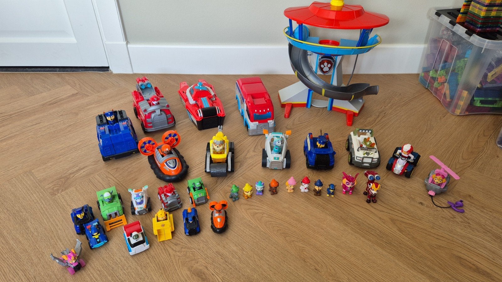 Grote Paw Patrol speelgoedset met uitkijktoren en voertuigen, Ophalen, Gebruikt