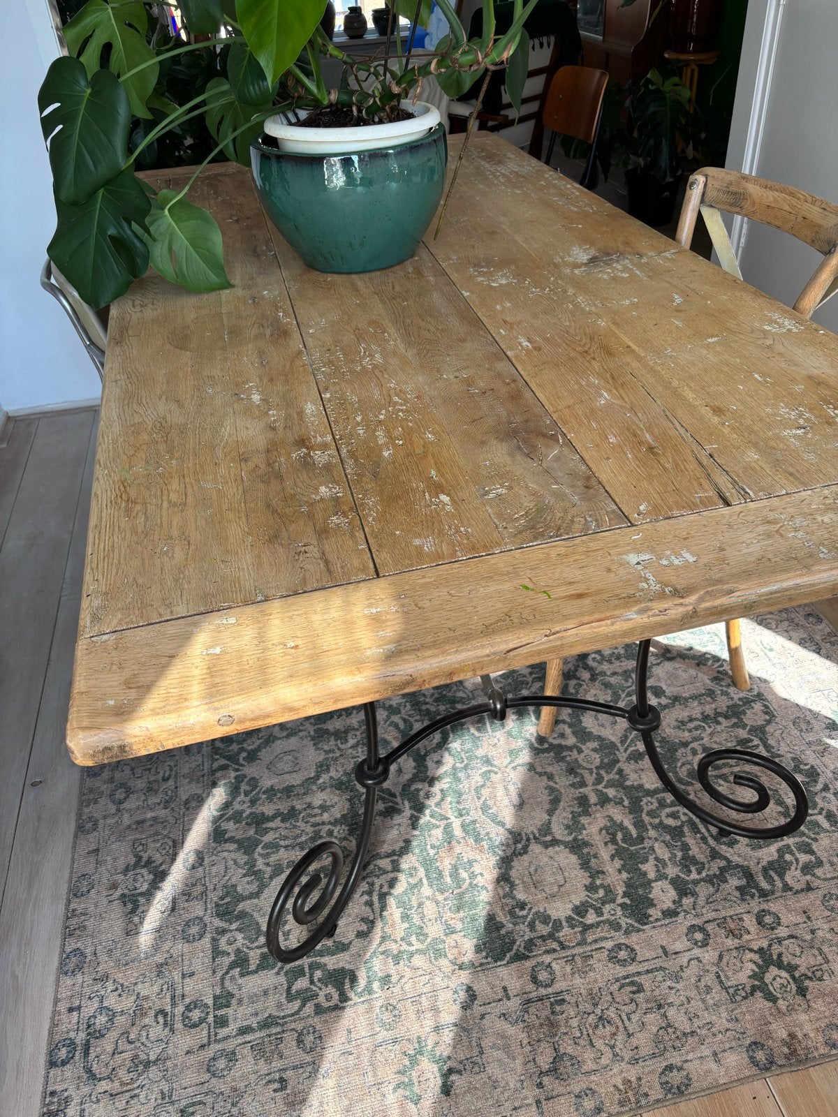 Vintage tafel met gietijzeren onderstel en houten blad, Ophalen
