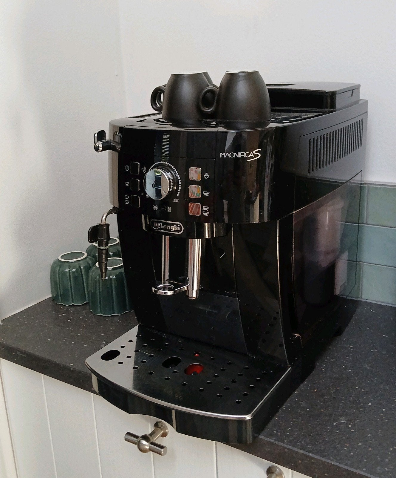 De'Longhi Magnifica S volautomaat espressomachine, Gebruikt, Espresso apparaat, Afneembaar waterreservoir, Koffiebonen