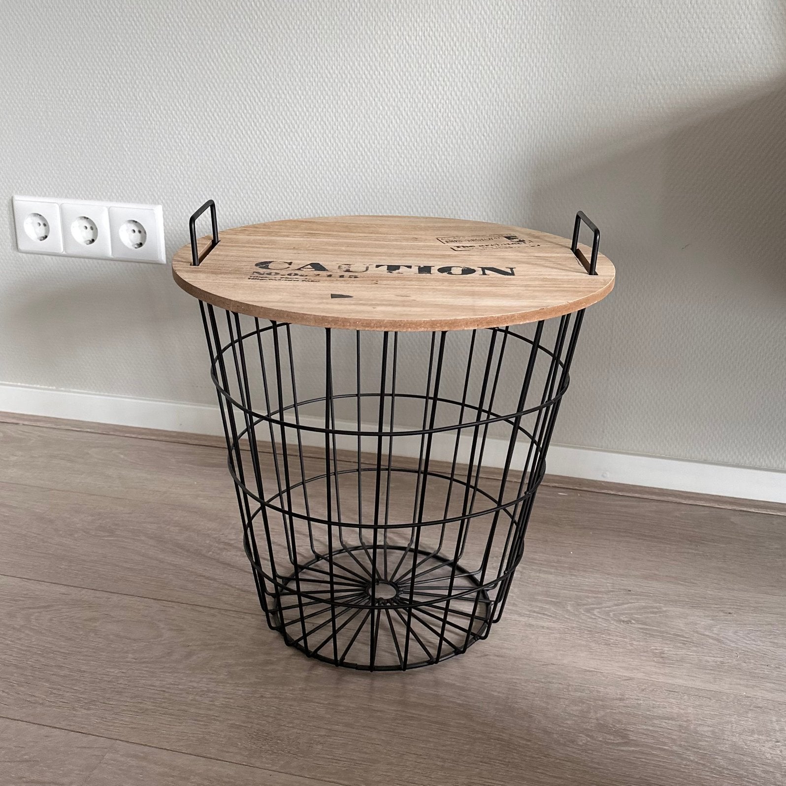 Mand van zwart draadstaal stalen mandje met hout houten, Ophalen of Verzenden, Zo goed als nieuw, Rond, Riet
