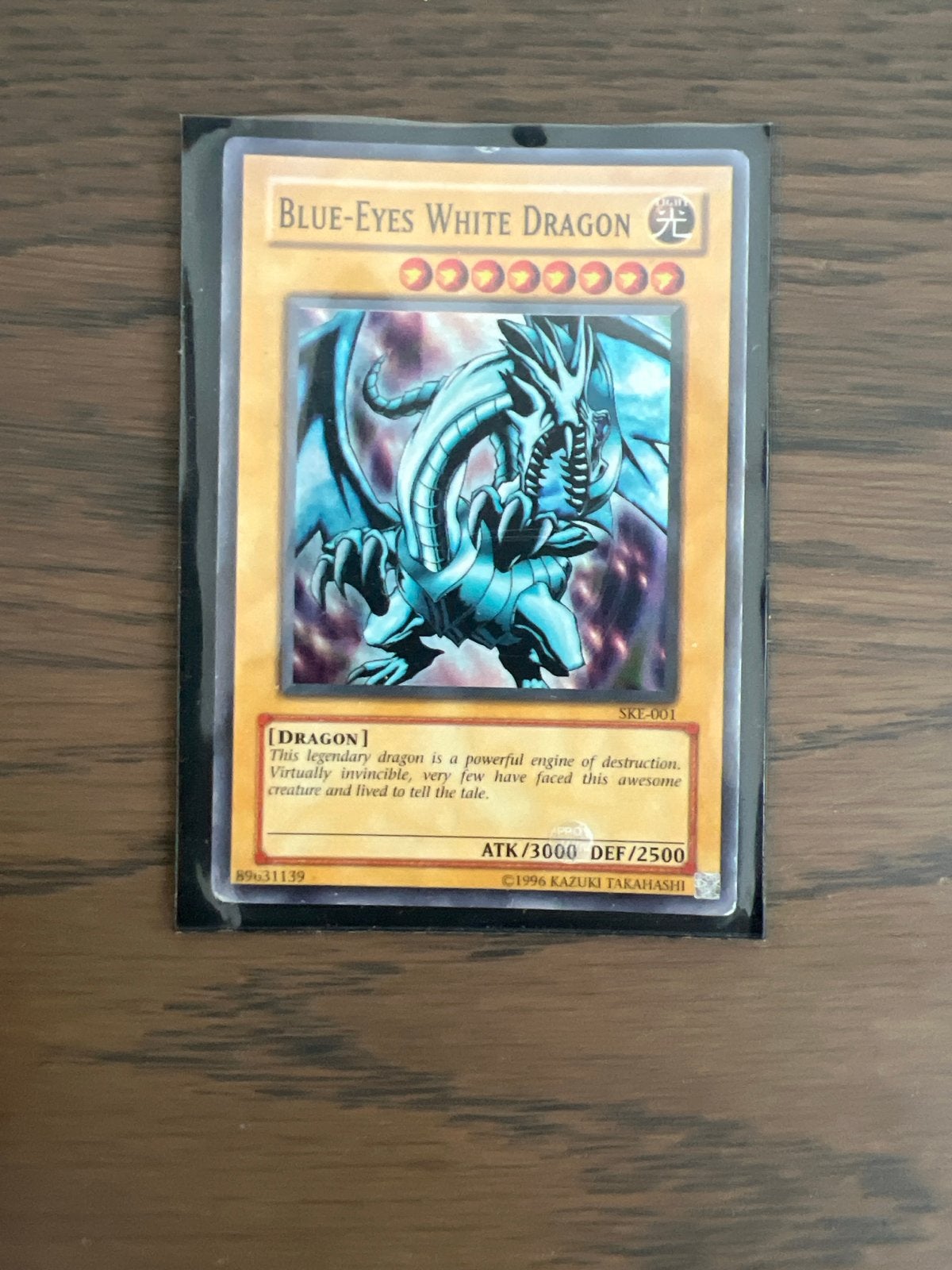 Yu-Gi-Oh! Blue-Eyes White Dragon SKE-001, Ophalen of Verzenden, Gebruikt, Losse kaart