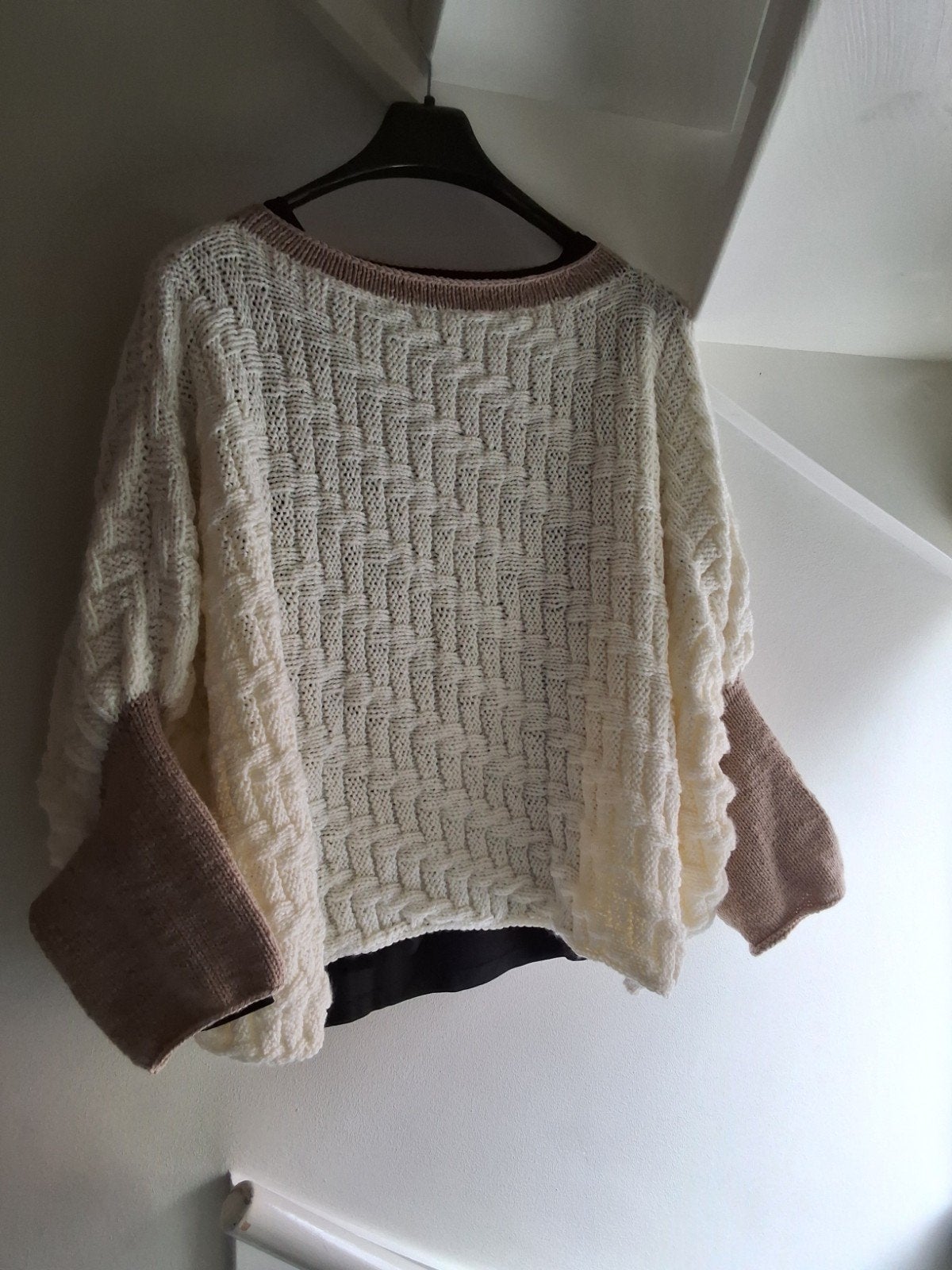 warme poncho/trui, handgebreid in ecru en zandkleur, Handgebreid, Ophalen of Verzenden, Nieuw