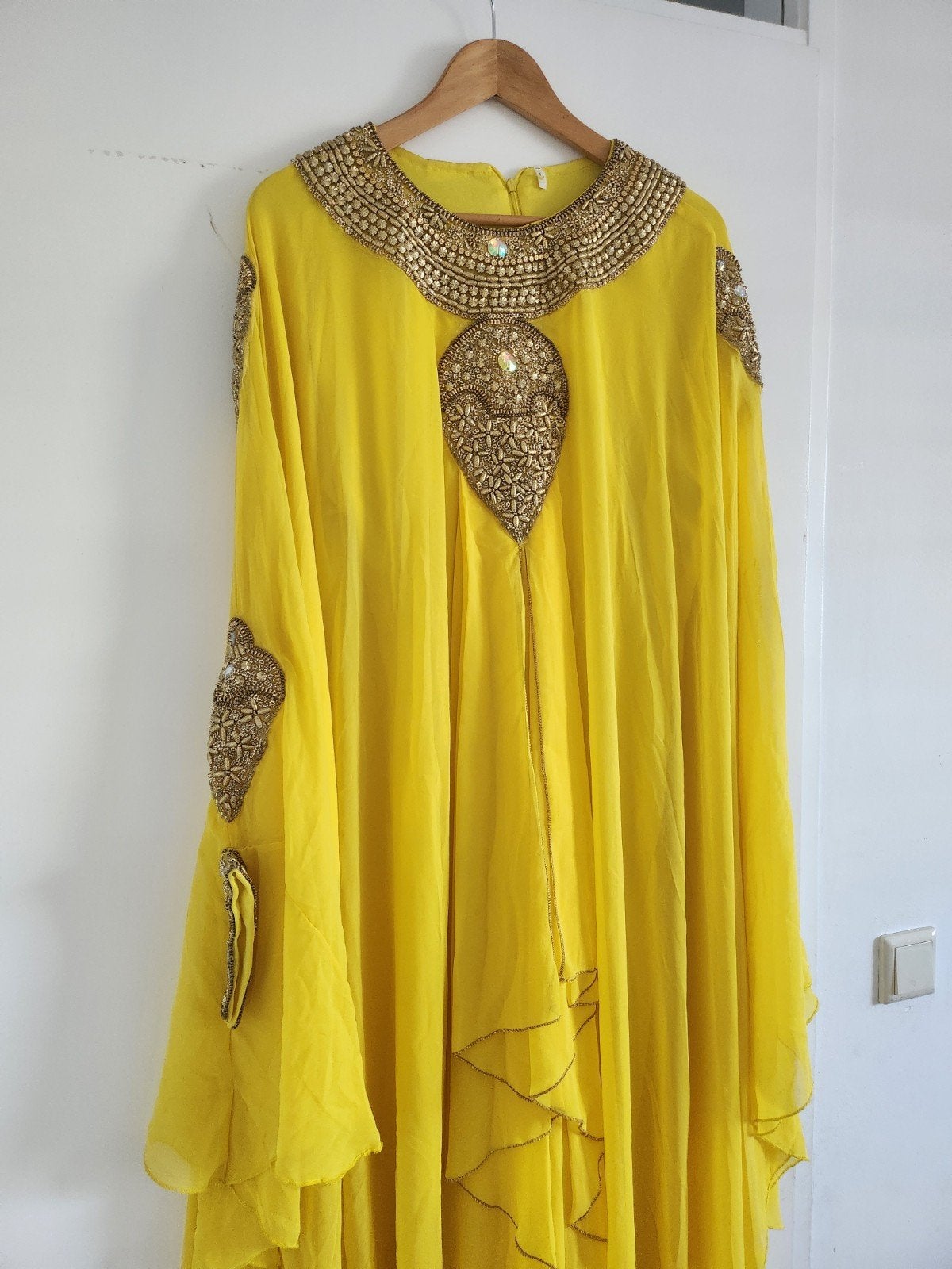 Gele Kaftan met Gouden Borduurwerk en Kralen, Geel, Maat 42/44 (L), Ophalen of Verzenden, Onder de knie