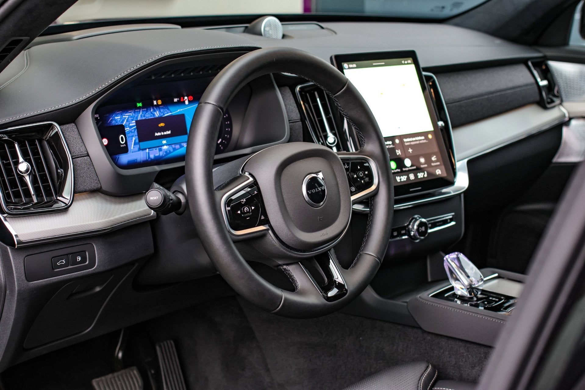Volvo XC90 2.0 T8 Plug-in hybrid AWD Ultra Dark *Pano*B&W*Lu, Verwarmde buitenspiegels, Gebruikt, 4 cilinders, 1969 cc