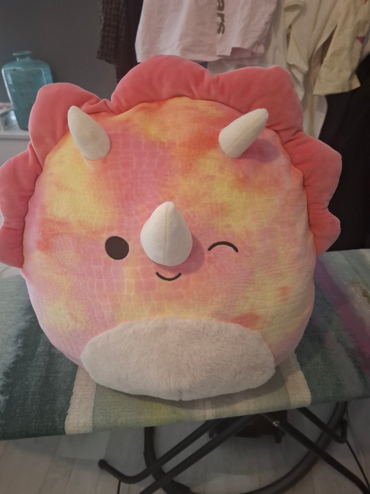 Squishmallow Triceratops Roze/Geel - Zo goed als nieuw, Dinosaurus, Ophalen of Verzenden, Middelgroot (20 tot 80 cm), Meerkleurig