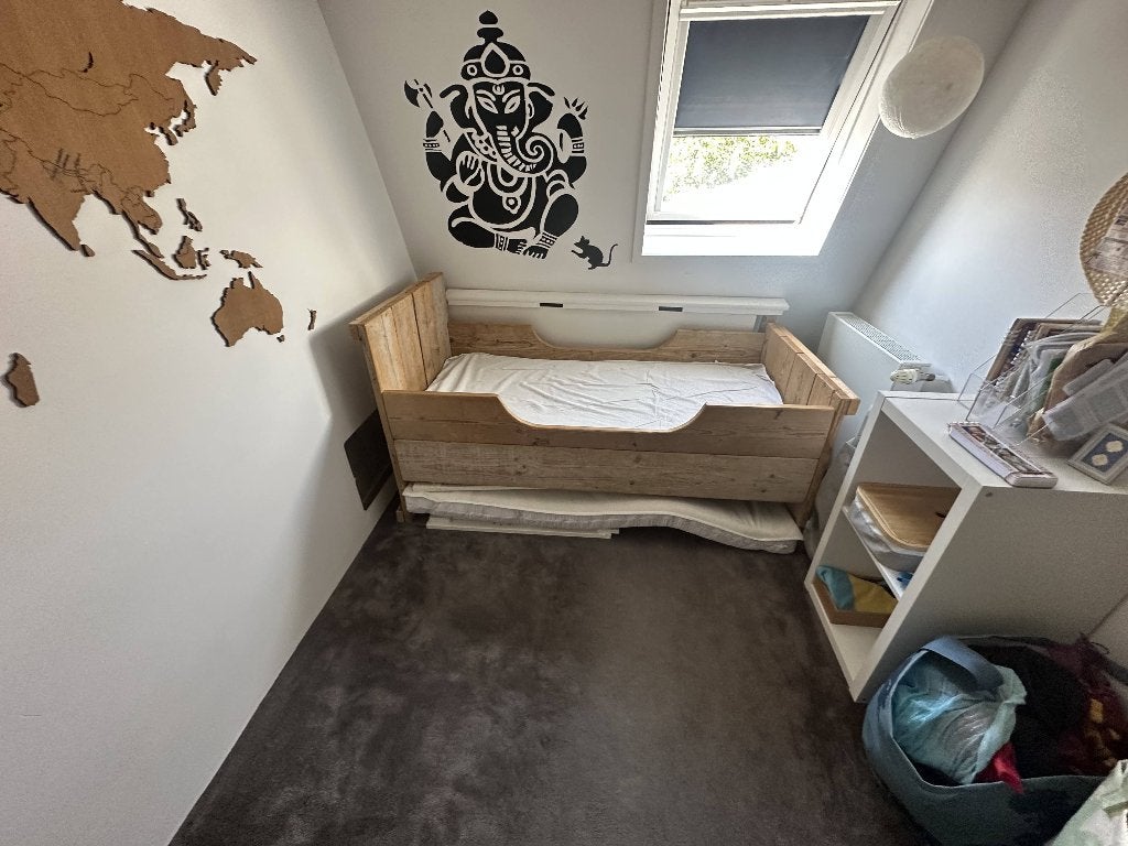 stoer houten kinderbed, Kinderen en Baby's, Kinderkamer | Bedden, Gebruikt, 160 tot 180 cm, 70 tot 85 cm, Lattenbodem, Matras