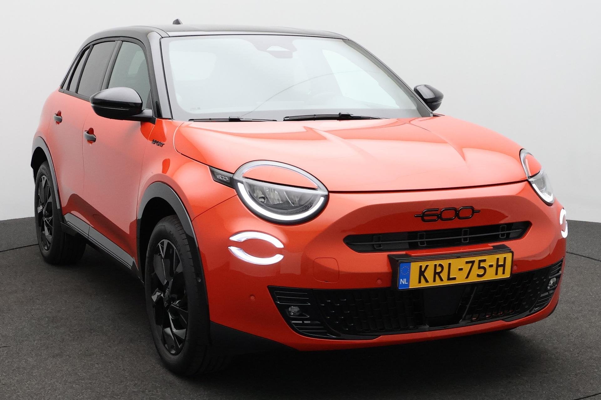 Fiat 600e Sport 54 kWh stoelmassage el. verwarmbare stoelen, Auto's, Automatische klimaatregeling, Origineel Nederlands, SUV of Terreinwagen