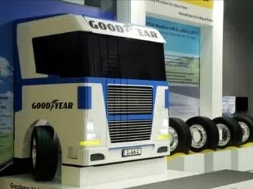 Goodyear LEGO truck op ware grootte 1:1, Ophalen, Zo goed als nieuw, Bus of Vrachtwagen