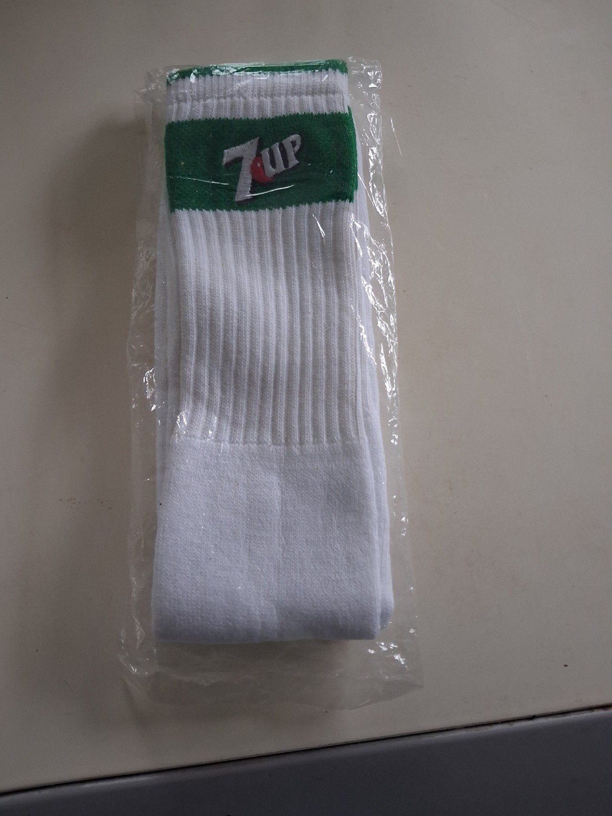 Nieuwe 7UP sokken - Wit met groen logo, Kleding | Dames, 7UP, Wit, Nieuw, Ophalen