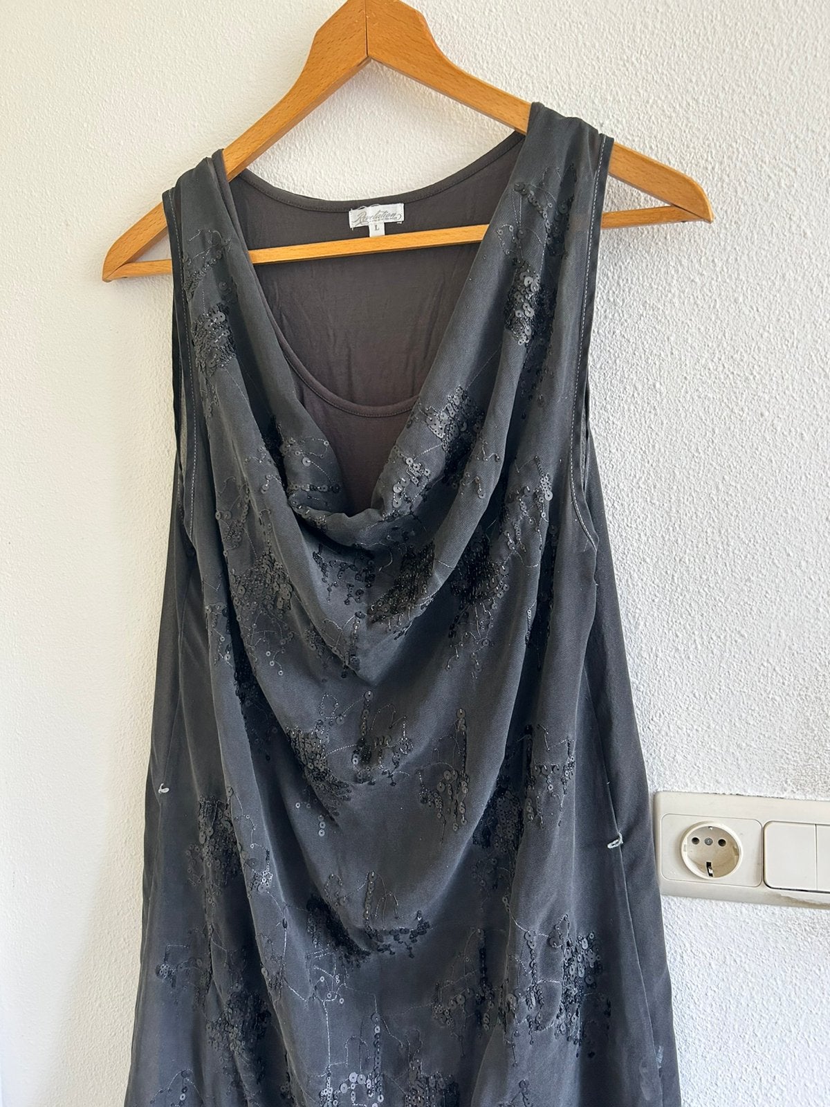 Donkergrijze jurk, mt L, Revelation, Kleding | Dames, Maat 42/44 (L), Ophalen of Verzenden, Zo goed als nieuw, Grijs