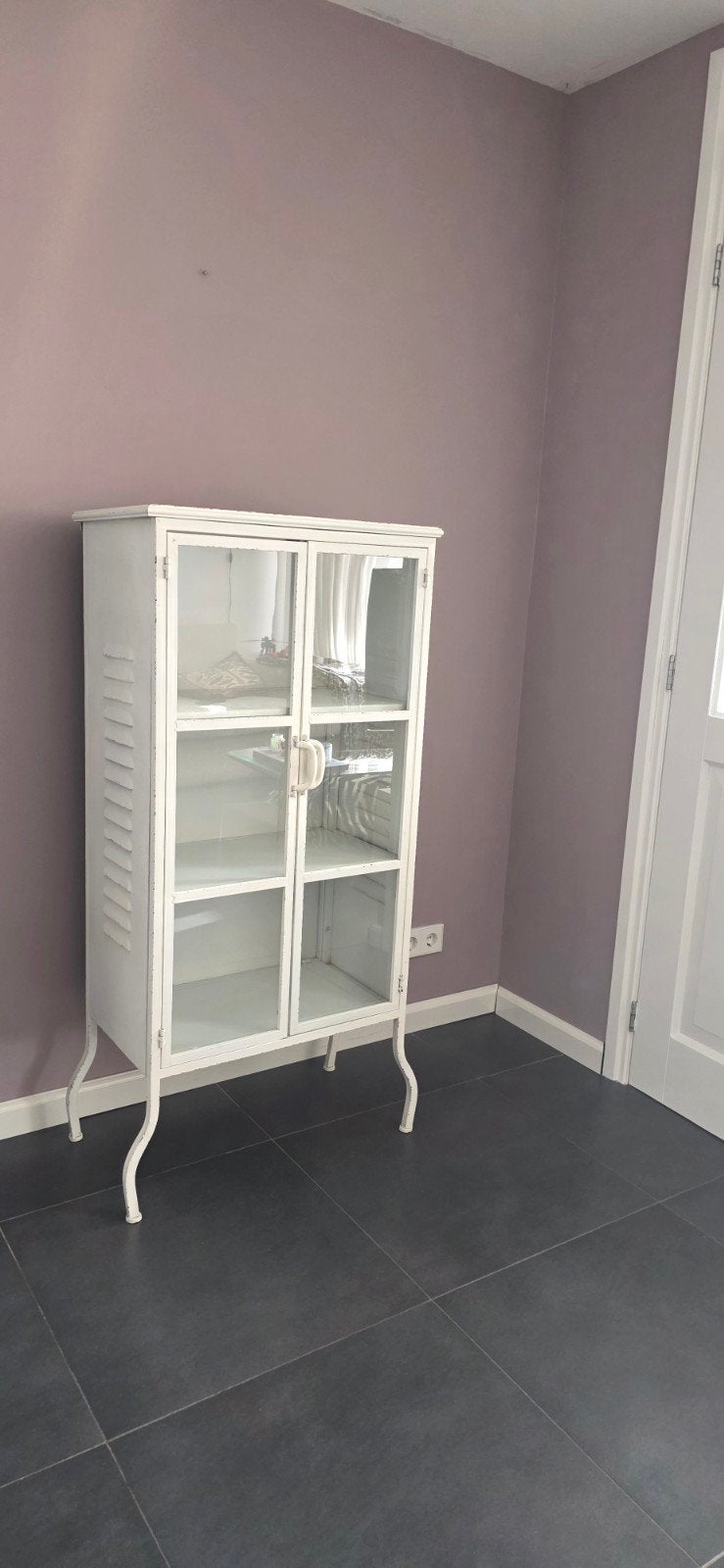 Vintage metalen vitrinekast met glazen deuren, Huis en Inrichting, Kasten | Vitrinekasten, Ophalen, 100 tot 150 cm, 50 tot 100 cm