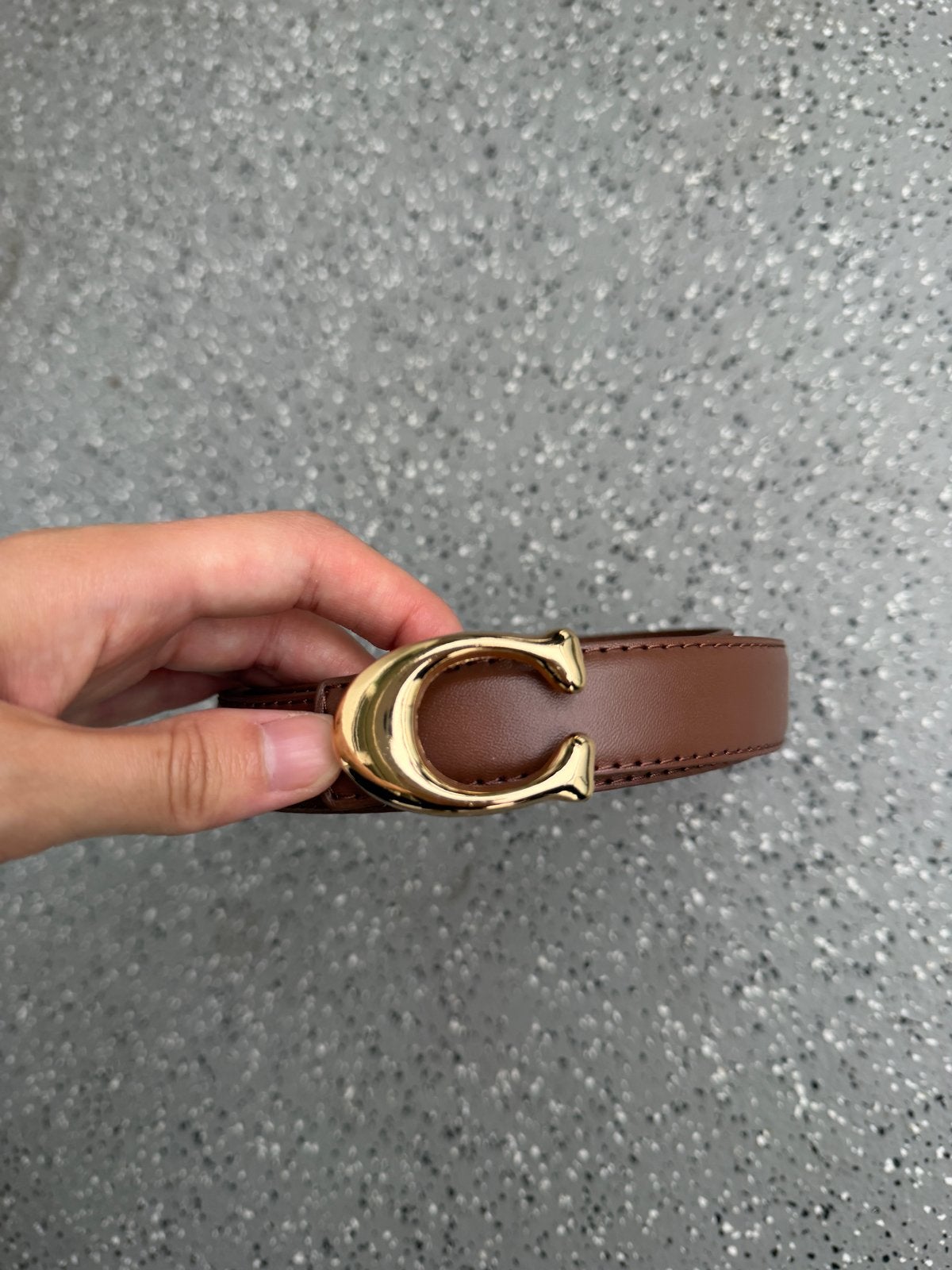 Bruine riem met gouden 'C' gesp - 100 cm, Kleding | Dames, Riemen en Ceinturen, Heupriem, Ophalen of Verzenden, Gedragen, 3 tot 5 cm