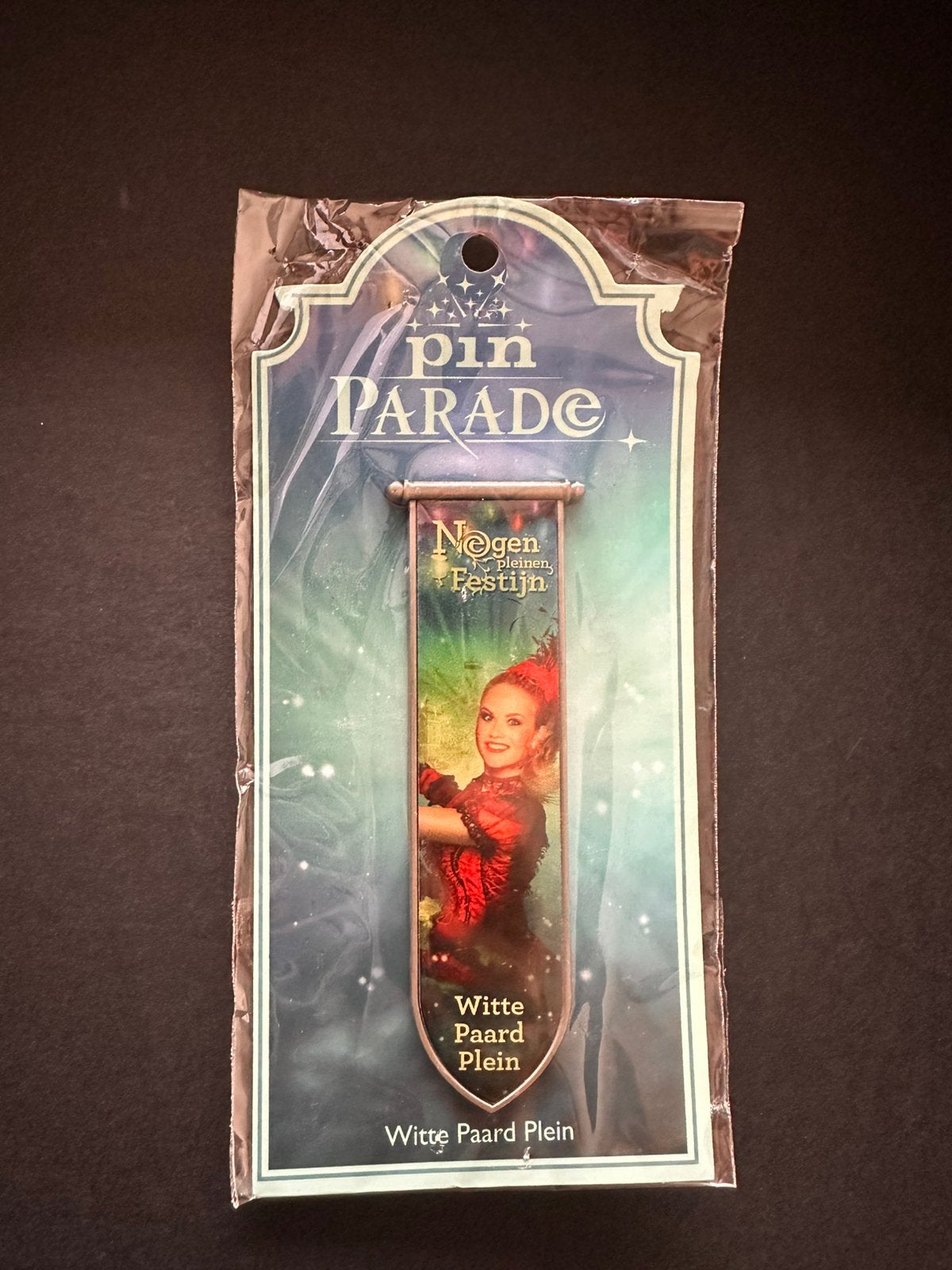 Efteling Pin: Negen Pleinen Festijn - Witte Paard Plein, Ophalen, Nieuw, Button of Speldje