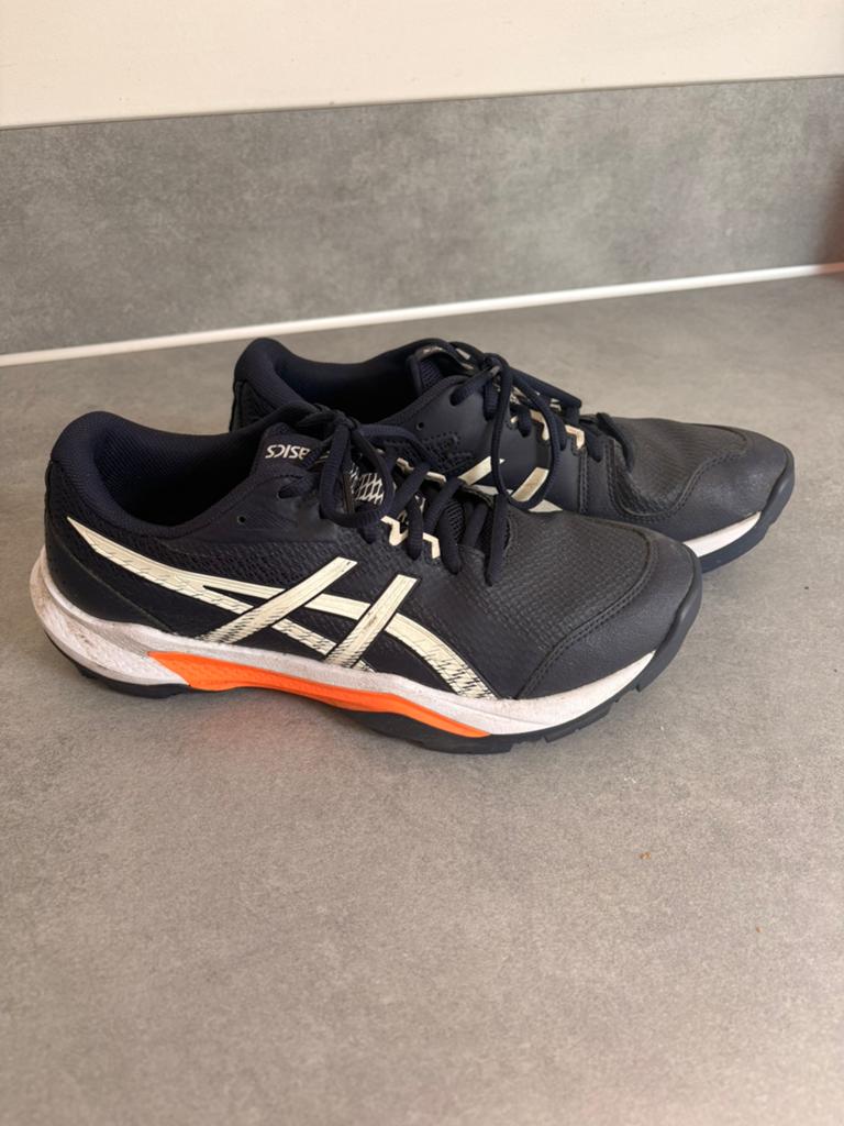 Te koop: assics hockeyschoenen maat 42, Sport en Fitness, Hockey, Ophalen of Verzenden, Zo goed als nieuw, Schoenen