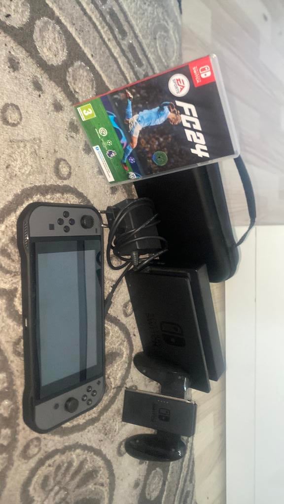 Nintendo switch grijs met eafc24 en accesoires, Spelcomputers en Games, Spelcomputers | Nintendo Switch, Ophalen, Zo goed als nieuw