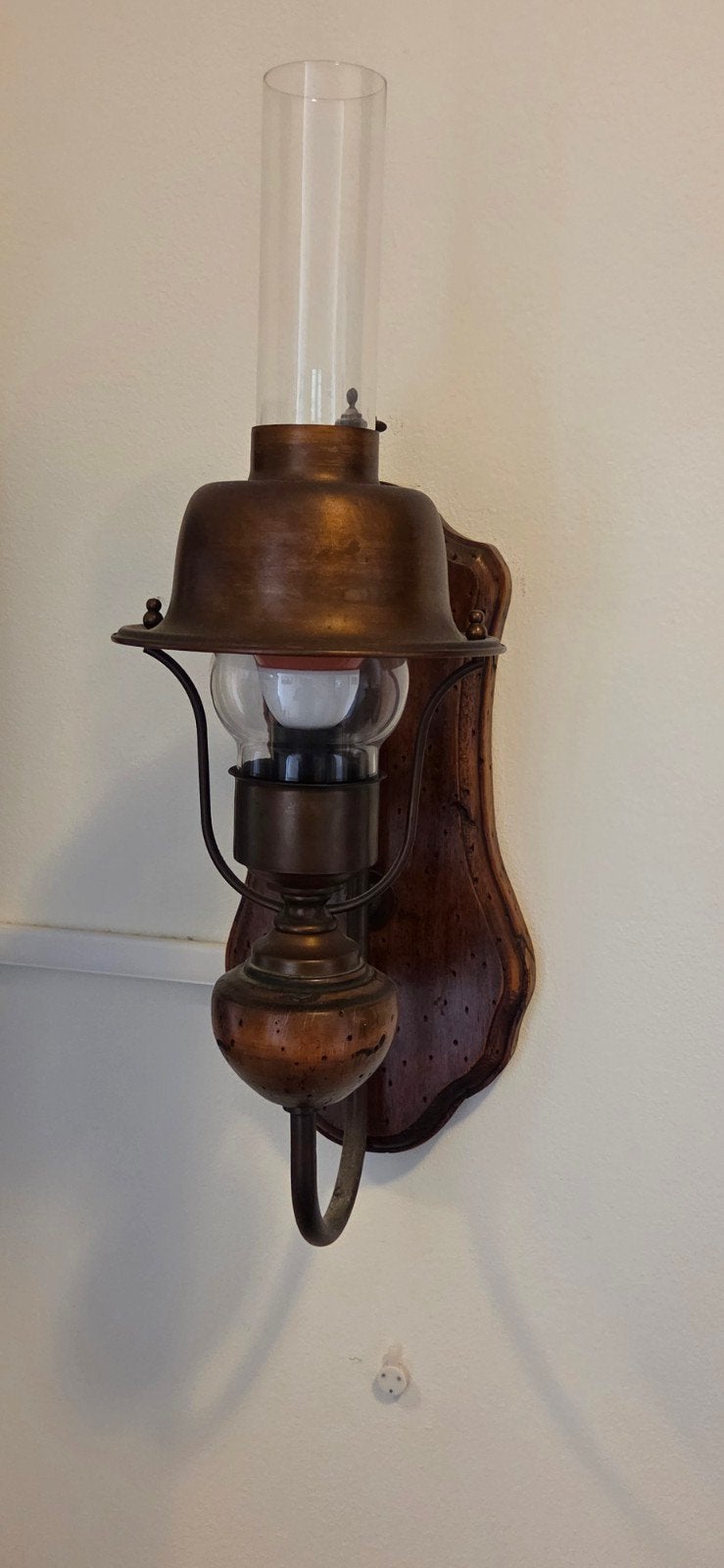 Antieke olielamp wandlamp met houten achterplaat, Ophalen