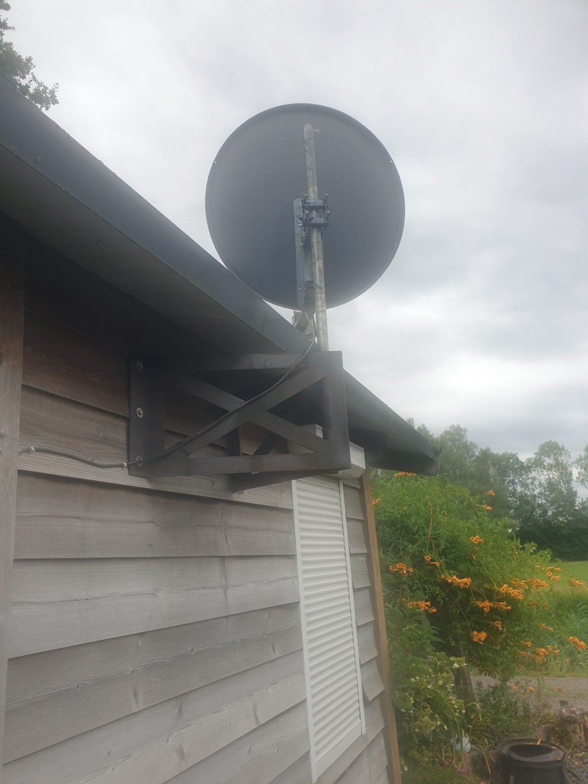 Schotelantenne met zware muurbeugel en ontvangers, Audio, Tv en Foto, Schotelantennes, Ophalen, Gebruikt, (Schotel)antenne, Philips