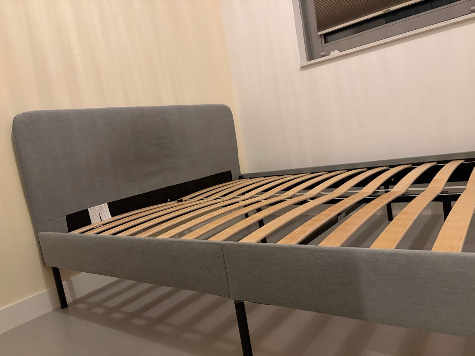 IKEA Slattum Tweepersoonsbed met lattenbodem - Grijs stof, Ophalen, Tweepersoons, 140 cm, Zo goed als nieuw
