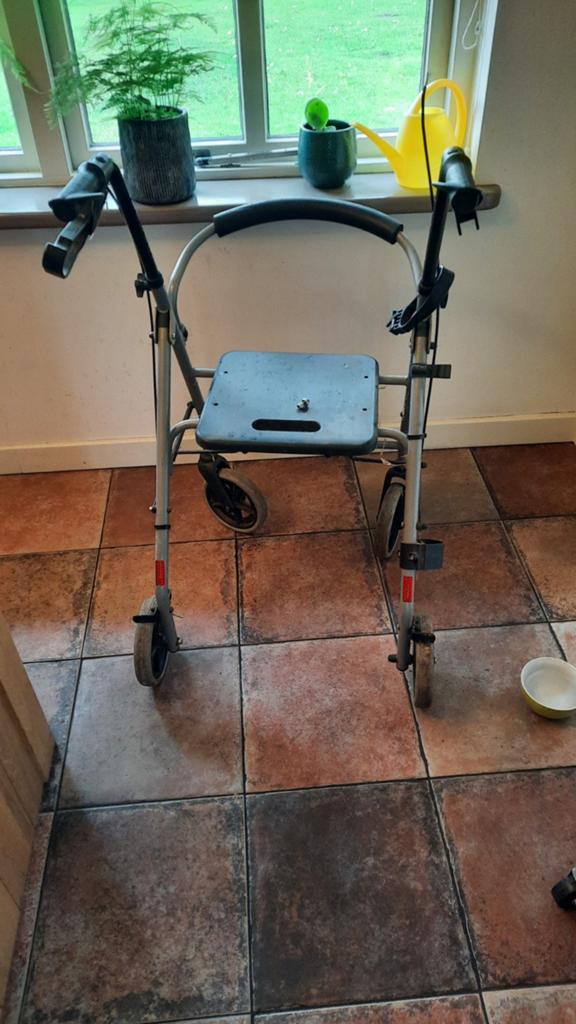 Rollator. Remkabeltje nog te repareren., Ophalen