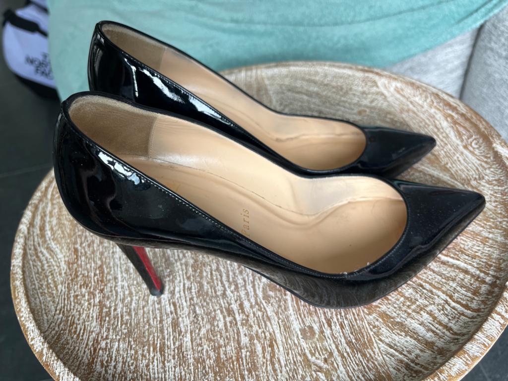 Christian Louboutin Zwarte Lakleren Pumps - Maat 39, Kleding | Dames, Schoenen, Ophalen of Verzenden, Gedragen, Zwart, Pumps