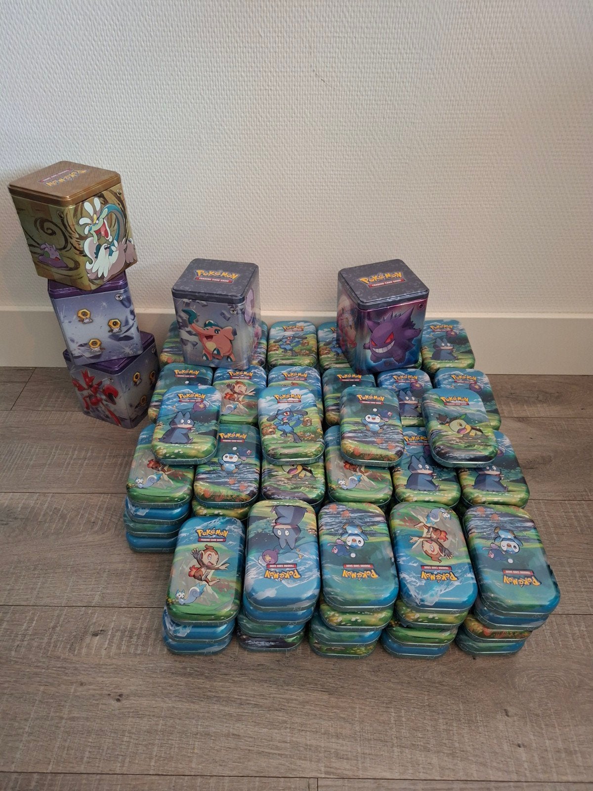 Mini blikken met diverse Pokémon kaarten, Ophalen of Verzenden, Zo goed als nieuw, Meerdere kaarten