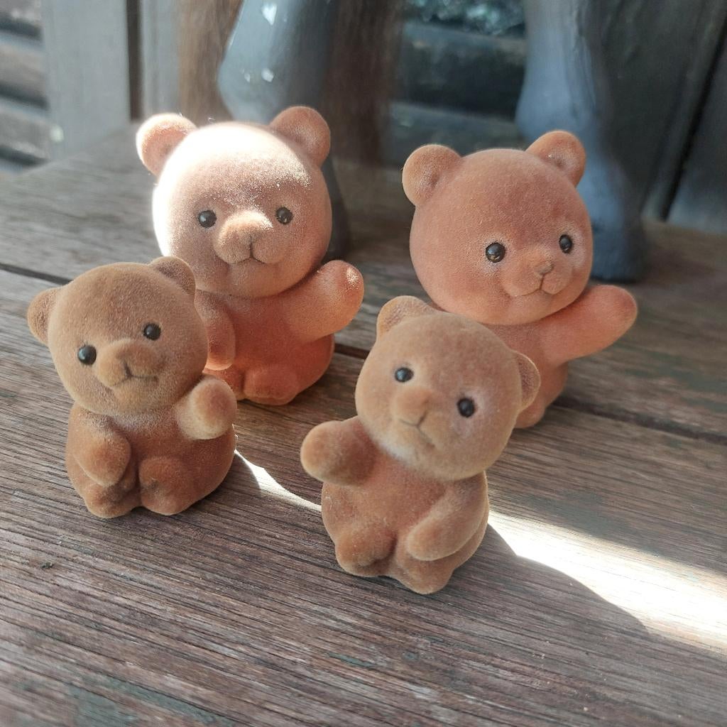 Leuke familie van 4 flock beertjes, 2x 6,5 cm hoog en 2x5 cm, Antiek en Kunst, Ophalen of Verzenden