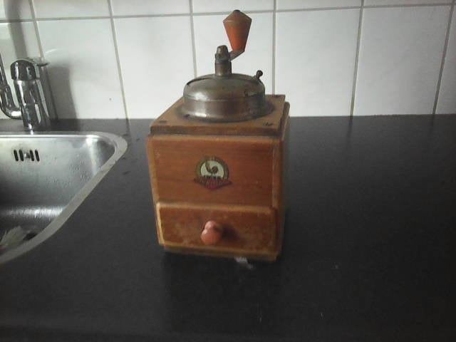 Een zeer oude houten koffiemolen, Antiek en Kunst, Antiek | Keukenbenodigdheden, Ophalen of Verzenden