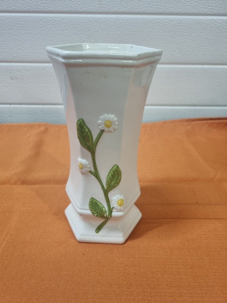 vaas wit met bloem aardewerk, Antiek en Kunst, Ophalen of Verzenden