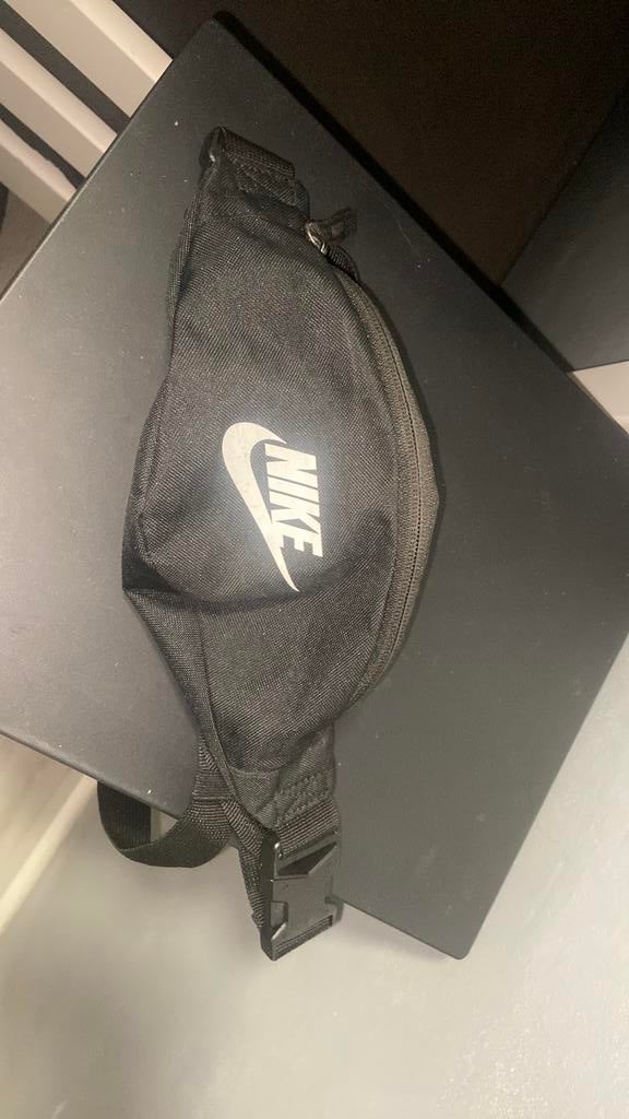 Nike nek tas, Ophalen, Zo goed als nieuw, Zwart, Overige merken