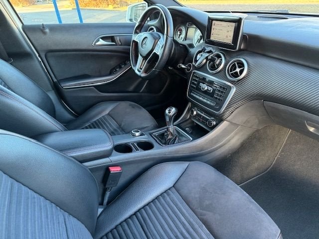 Mercedes-Benz A-Klasse 180 Ambition AMG Night Edition Airco/, Voorwielaandrijving, Gebruikt, 4 cilinders, Handgeschakeld