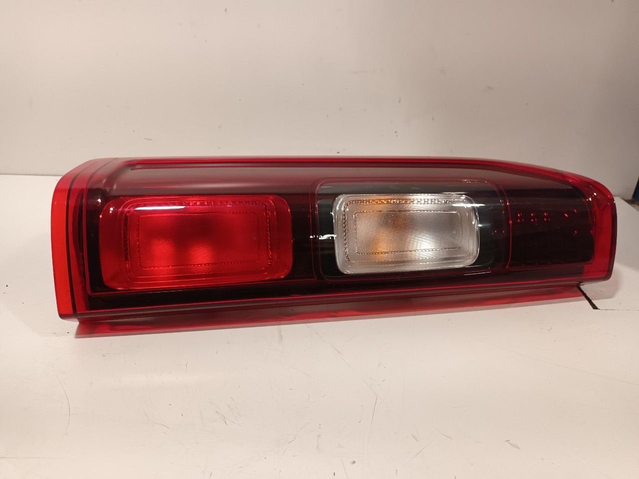 Achterlicht links buiten Renault Trafic, Auto-onderdelen, Onderdelen@venauto.nl, Van der Ven Autorecycling B.V., Gebruikt, Ettenseweg 76, 4706 PB Roosendaal, The Netherlands
