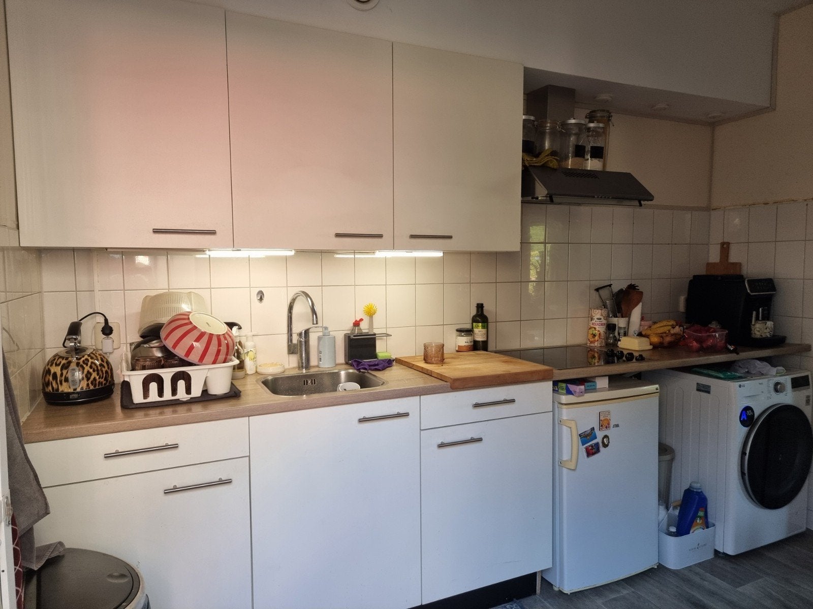 Witte keuken met Pelgrim kookplaat, Ophalen, Gebruikt, Wit, Enkelwandige keuken