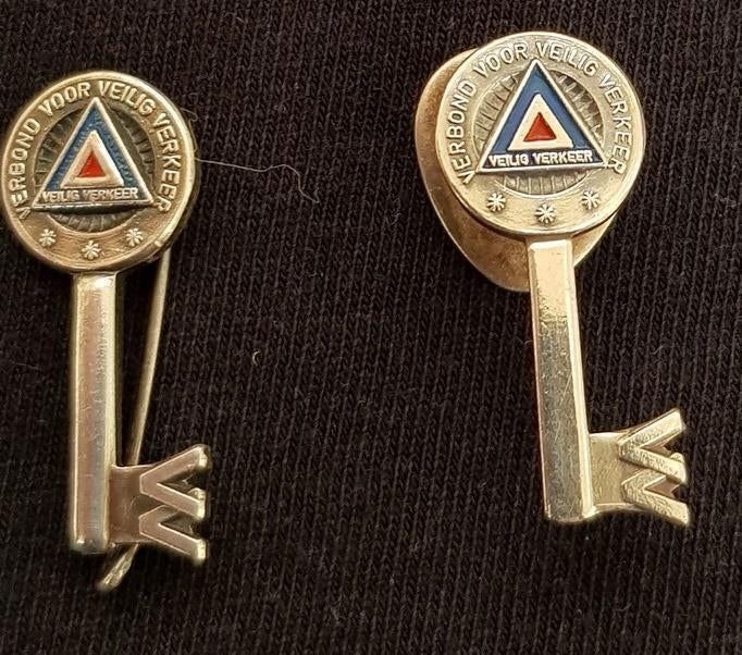 D085 Veilig Verkeer broche en knoopsgatspeld, Antiek en Kunst, Ophalen of Verzenden