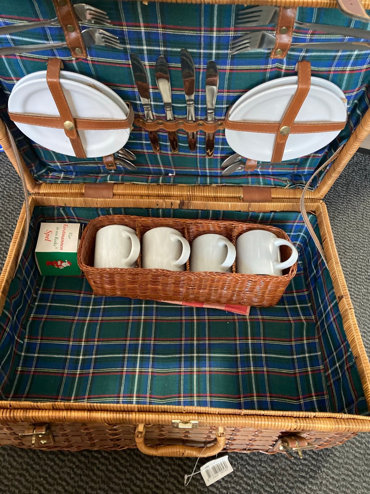 Picknickmand compleet met borden, bestek en kopjes, Ophalen, Zo goed als nieuw